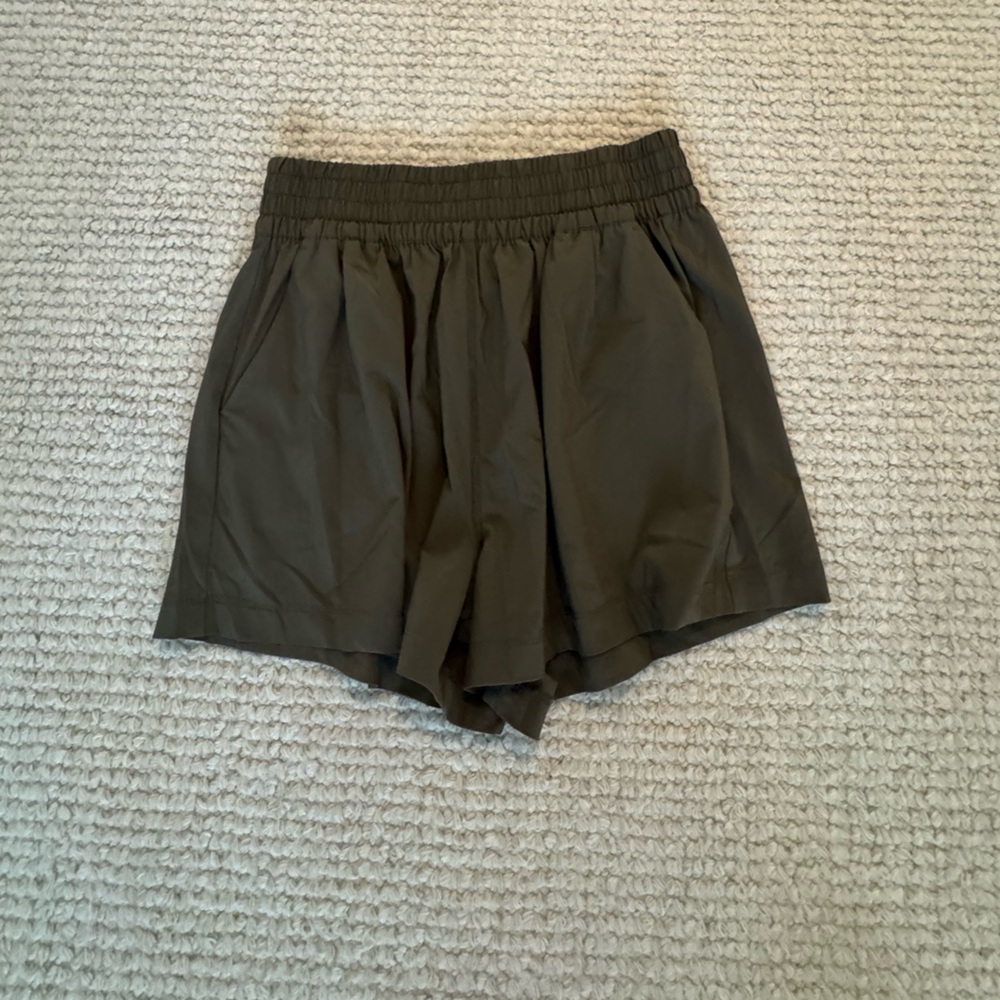 Vuori Villa Short - Size Small Dark Oregano